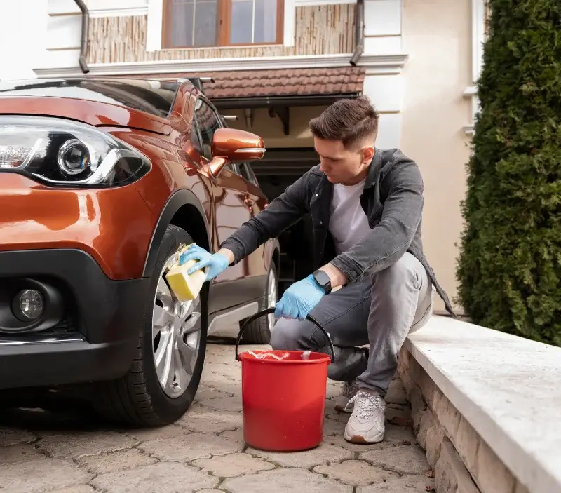 Lavage auto à domicile La Chapelle-sur-Oreuse : professionnel intervenant sur un véhicule